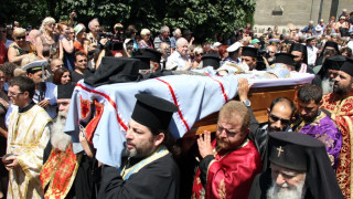 Обвиниха деловодителка, претупала погребението на дядо Кирил