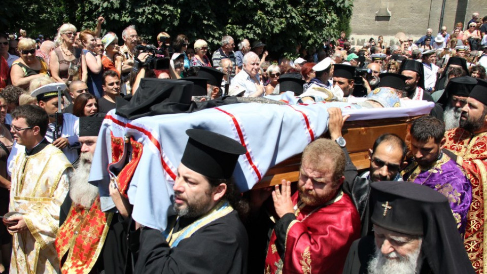 Обвиниха деловодителка, претупала погребението на дядо Кирил | StandartNews.com