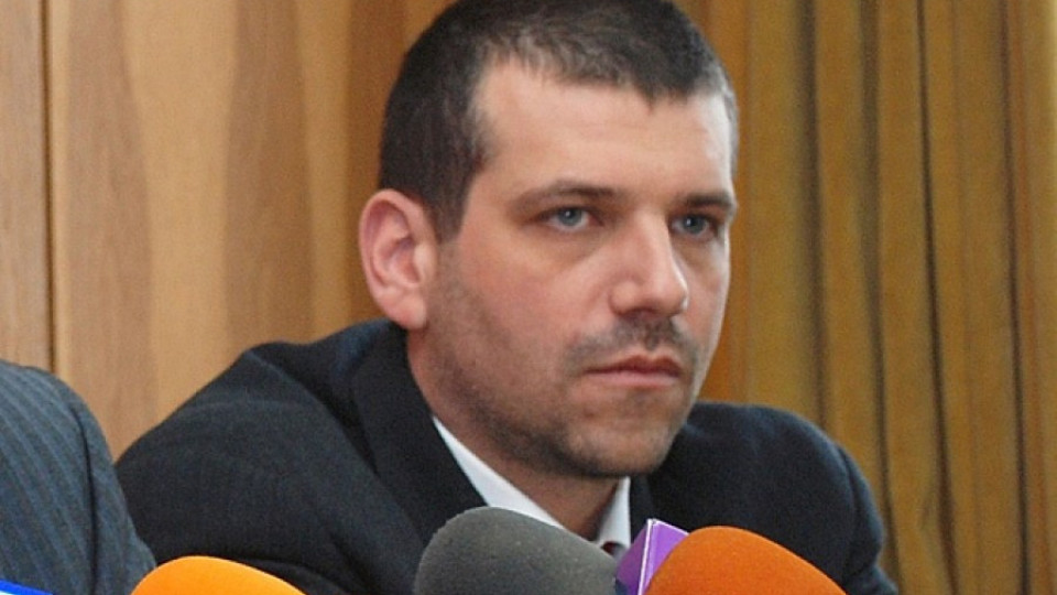 Калин Георгиев пази парите на Цветелина | StandartNews.com