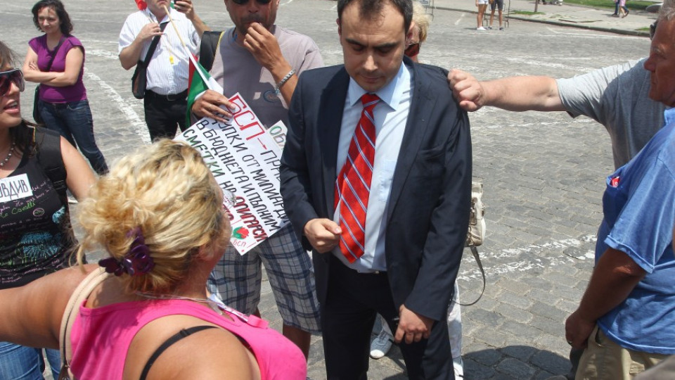 Протестиращи нападнаха с домати депутат от БСП | StandartNews.com