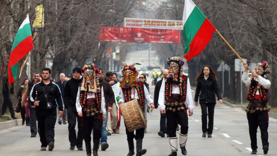 Кукери и маи танцуват пред общината във Велико Търново | StandartNews.com