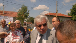 Село наскача срещу грохот на камиони със зърно