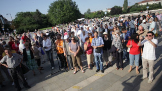 Контрапротестът изпълни пространството пред НДК