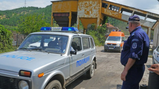 Разчистиха половината галерия, не се знае колко има до миньорите