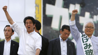 Премиерът Абе печели изборите в Япония