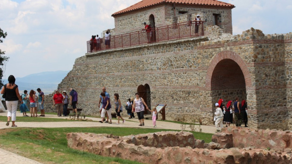 Хиляди посетители на крепостта "Цари Мали Град" | StandartNews.com