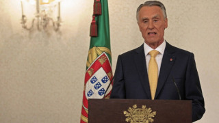 Правителството на Португалия остава на власт