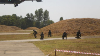 Азери стрелят с български автомати на "Ново село"