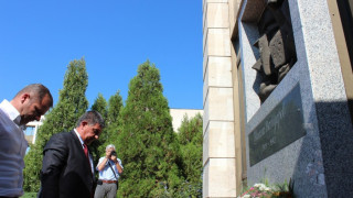 Поклон пред паметта на поета Вапцаров