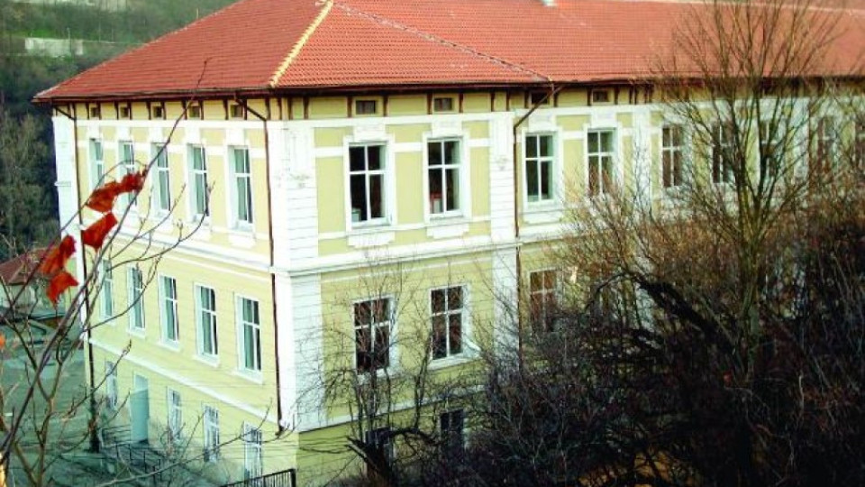 Ректор и кмет спасяват училището на Ангел Каралийчев | StandartNews.com