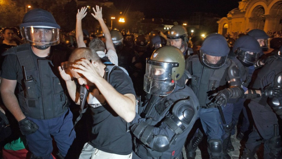 ВИДЕО и СНИМКИ: Бой, кръв и блокада  | StandartNews.com