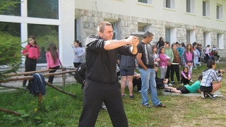 Полицаи учат деца на лагер в планината