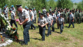 Венци и цветя за загиналите офицери в Пирин планина