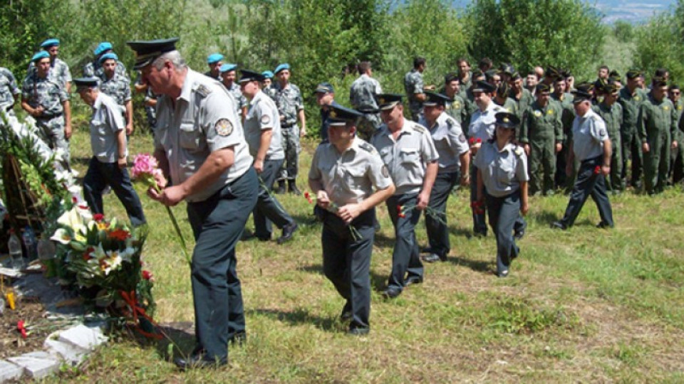 Венци и цветя за загиналите офицери в Пирин планина | StandartNews.com