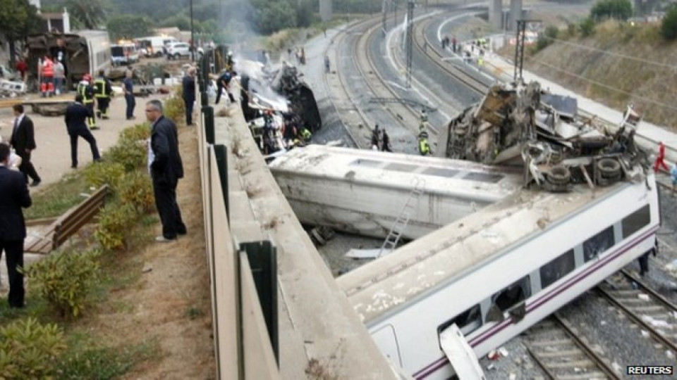 Влак в Испания дерейлира, десетки загинали | StandartNews.com