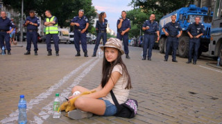 На живо: Протест в деня на събора на левицата