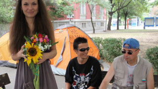 Жената на Боксьора протестира заради дъщеря си