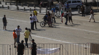 Автомобил пробва да пробие протеста