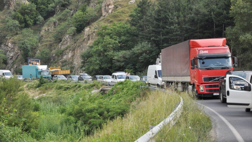 Забраната за камиони по пътищата вече обхваща 10 области | StandartNews.com