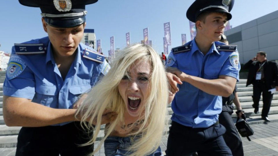 Tри активистки на FEMEN и журналист бяха отвлечени | StandartNews.com