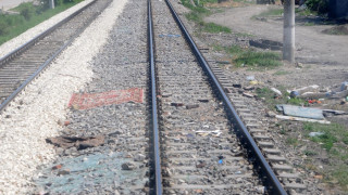 Руснак блокира с колата си жп линия за два часа