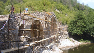 Дяволският мост привлече и алпинисти за реставрациите