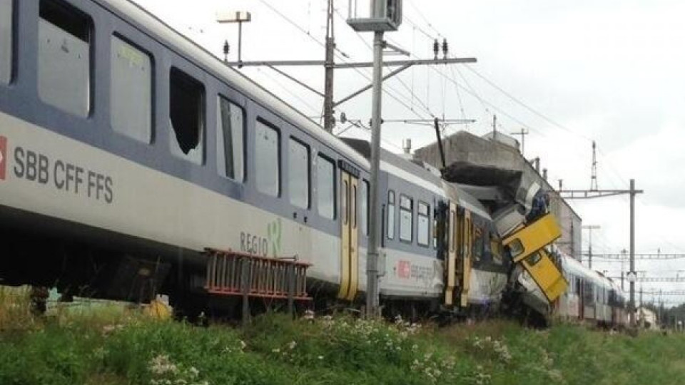 ВИДЕО: Два влака се сблъскаха в Швейцария | StandartNews.com