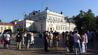„На кафе" пред парламента и централата на ГЕРБ