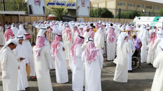 Емирът на Кувейт помилва осъдени за обида на монарха