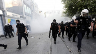 Полицията в Истанбул прибягва до сълзотворен газ