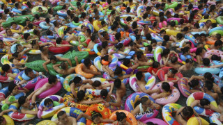 15 000 китайци се тъпчат в басейн заради жегата