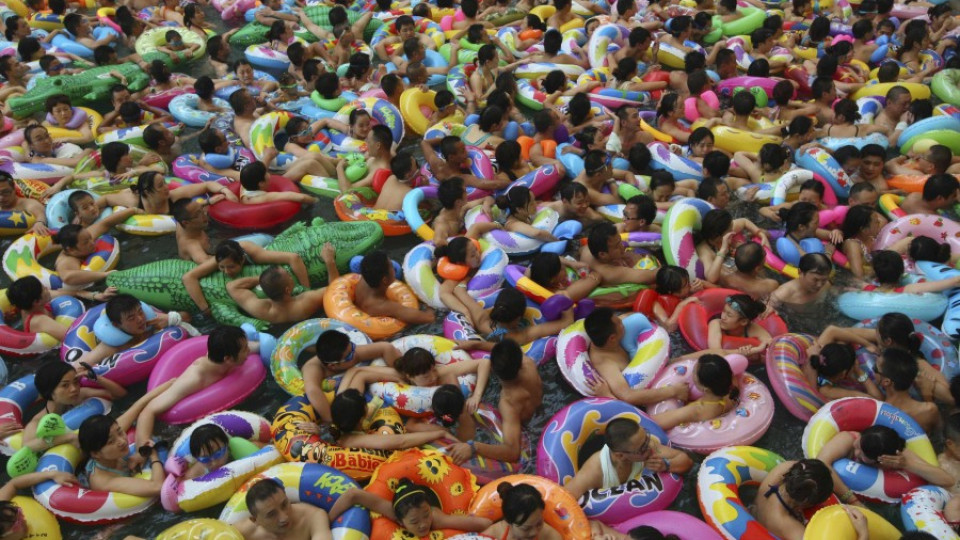 15 000 китайци се тъпчат в басейн заради жегата | StandartNews.com