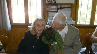 101-годишен дядо черпи с ракия за ЧРД