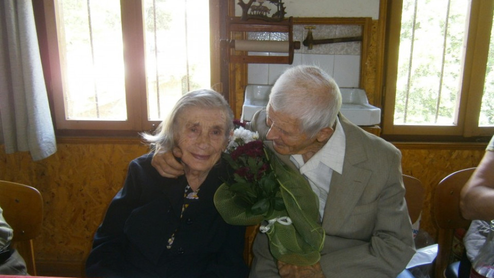 101-годишен дядо черпи с ракия за ЧРД | StandartNews.com