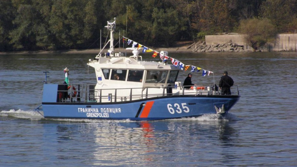 Полицаи и 58-годишен рибар от Русе спасиха давещи се французи | StandartNews.com