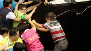 Спор за АЕЦ предизвика бой в парламента в Тайван