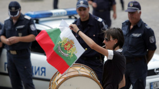 На живо: Протест в основата на депутатската ваканция