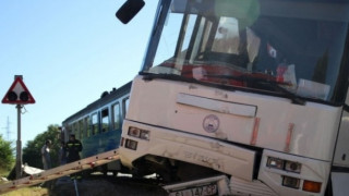 Влак се вряза в автобус в Хърватия