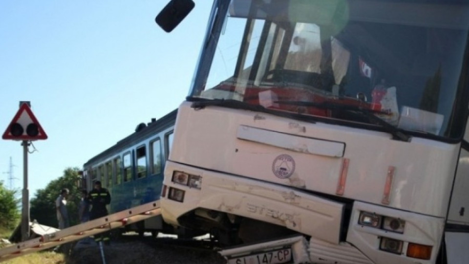 Влак се вряза в автобус в Хърватия | StandartNews.com