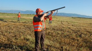 Сто ловци се пробват на състезание преди сезона