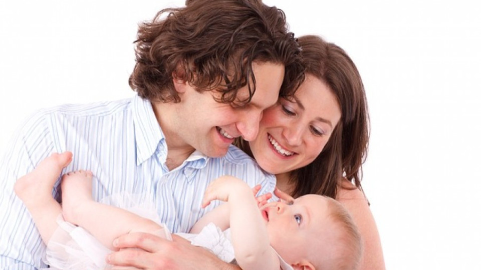 Предлагат майчинство и за осиновители на деца до 5 г. | StandartNews.com