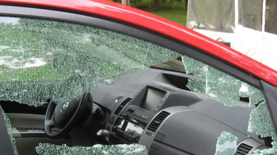 Полудял столичанин натроши с юмруци кола на перничанка | StandartNews.com