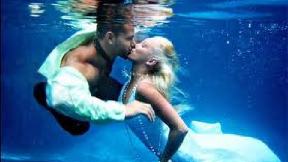 Влюбени разменят халки под водата | StandartNews.com