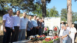 Политици и общественици почетоха паметта на Нури Адалъ
