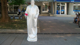Жива статуя като в Рим се появи и във Враца