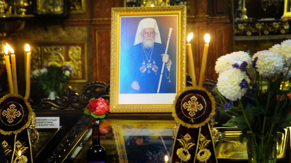 В цялата страна отслужиха литургии за патриарх Максим | StandartNews.com