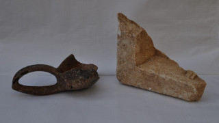 Археолози откриха оброчна плочка в „Глухите камъни"