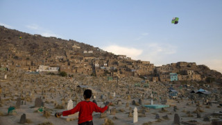 Минимум 14 жертви при експлозия на гробище в Афганистан