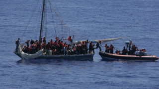 Над 500 сомалийци са спасени от потъващ кораб 