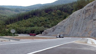 Сблъсък на ТИР и лека кола затвори прохода на Републиката